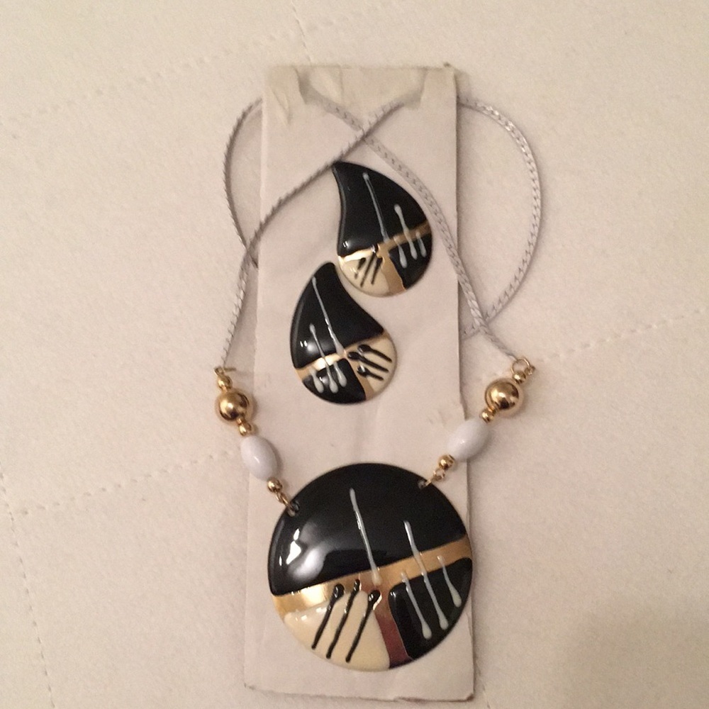 Vintage metal black white and gold earrings and necklace set​